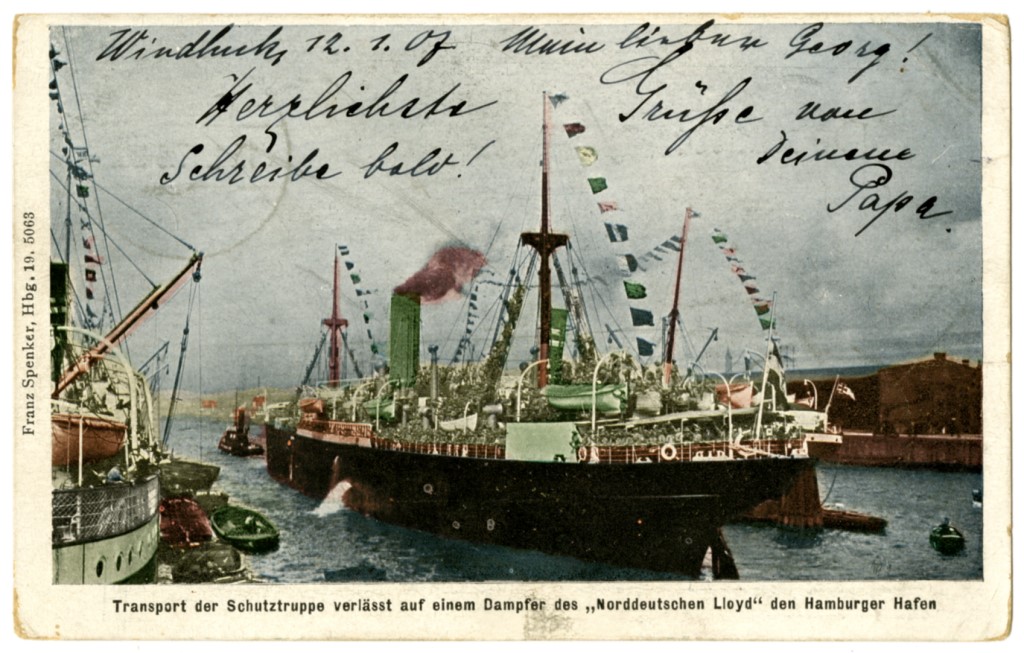 Cartão postal (correio militar), “Navio da companhia Norddeutscher Lloyd que realiza um transporte da Schutztruppe deixa o porto de Hamburgo”, embarcação a zarpar do porto de Hamburgo. Fonte: Fotografia que integra o património da © Fundação do Museu dos Correios e Telecomunicações, Museu da Comunicação, Berlim